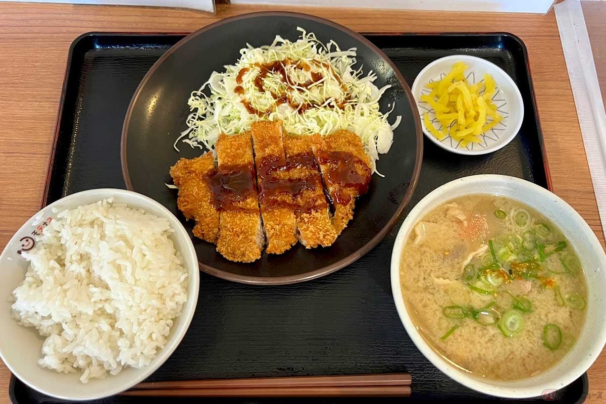 名神高速「草津PA」(上り)の「手仕込みとんとん定食」(990円)は、とんかつととん汁の豚肉づくし定食だった。ご飯の量は普通に大盛りレベル。味もボリュームも満足