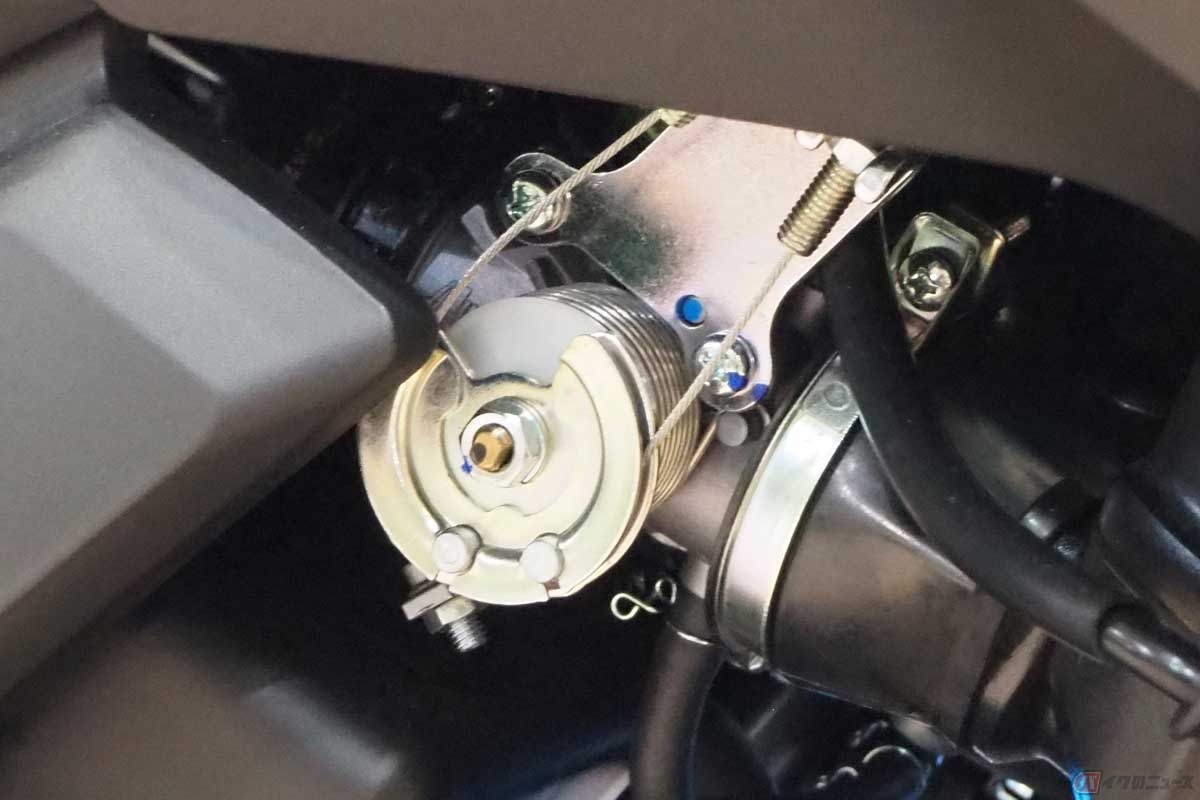 小～中排気量モデルに多い、スロットルケーブルでスロットルボディのバタフライバルブを開閉するフューエルインジェクション。スロットルボディ自体の構造はけっこうシンプル。写真はスズキ「V-Strom 250」