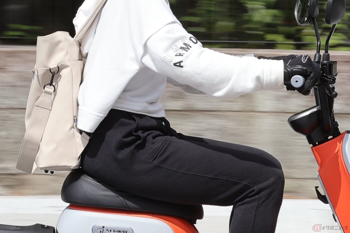 シート下に荷物が入りきらない場合、リュックを背負ってバイクに乗ることがあるという人は少なくない