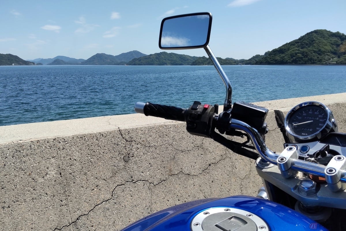 潮風によって金属に塩分が付着すると、その塩分が水分を吸収することで酸化を促進させる