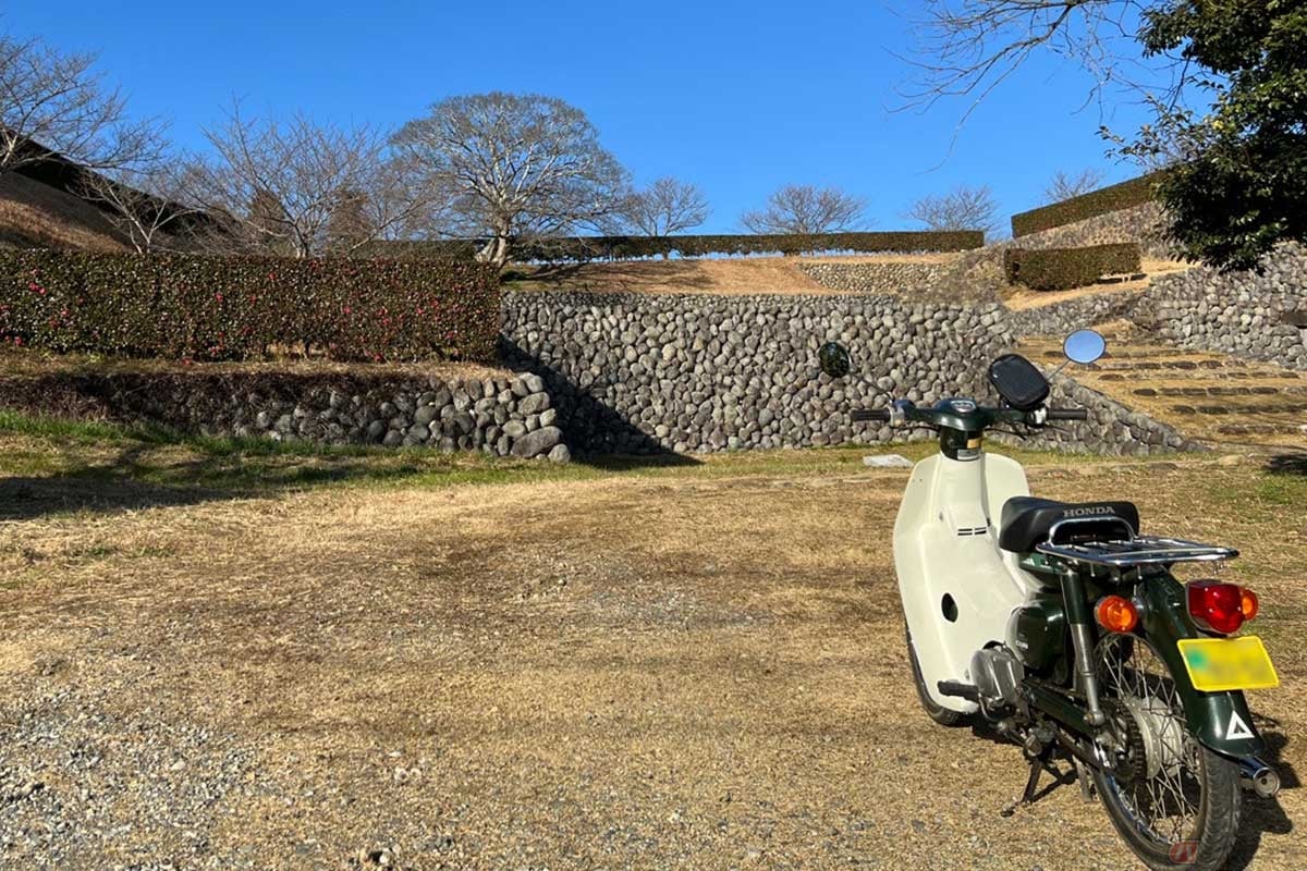 クルマやバイクを停められるスペースから、美しい「玉石垣」を眺めることができる「横須賀城跡」。訪れた際も北側を整備中で、保存に力を入れていることが分かる