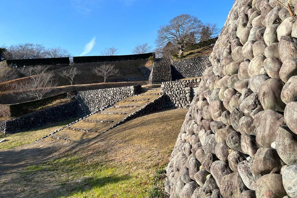 荒々しい「野面積み」とはまるで様相の異なる、丸い川原石を用いて築かれた「玉石積み」と呼ばれる「玉石垣」