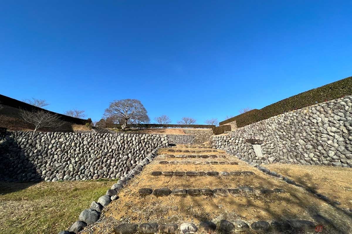 天守台に至るまでの玄関部はスロープと考えられる遺跡が出土している。一部は発掘調査で出土した石垣をそのまま見せているようだ