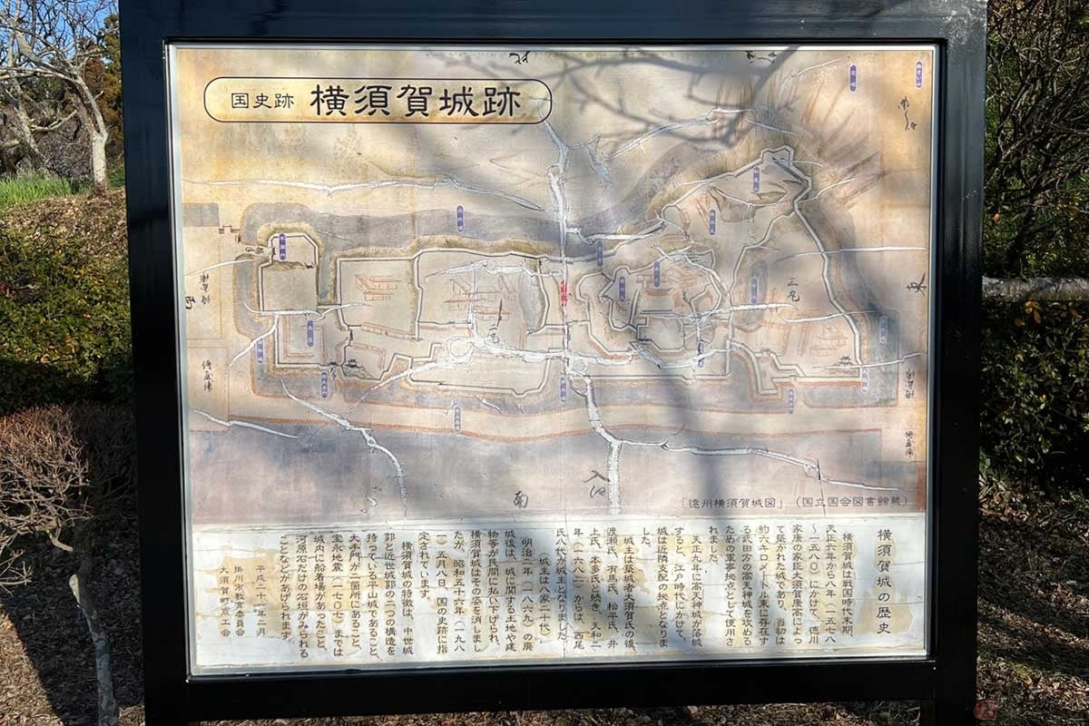 国史跡として指定されている「横須賀城跡」の当時の模様を描いた図には船着き場のあった入江が描かれているが、1707年の宝永地震で失われている