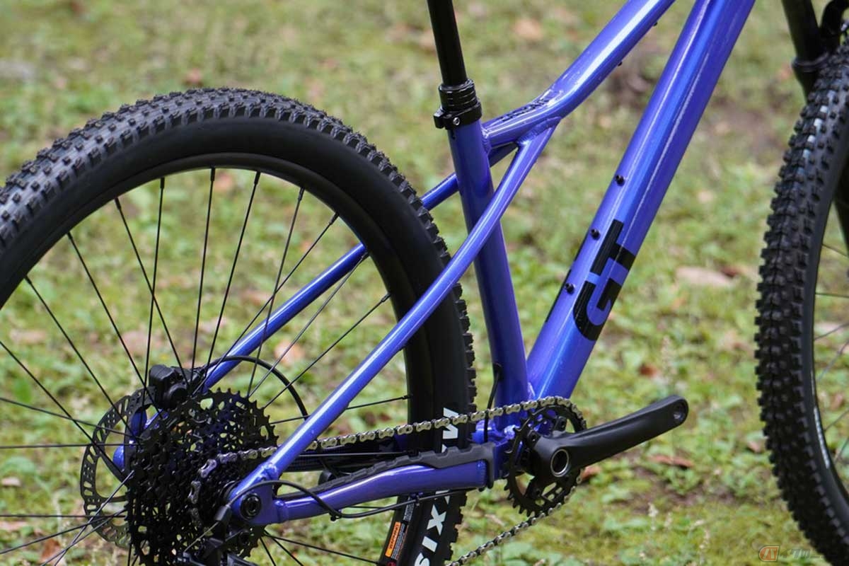 シートステーとシートチューブを溶接しない「トリプルトライアングルフレーム」を採用。内装型31.6mmドロッパーポストも搭載
