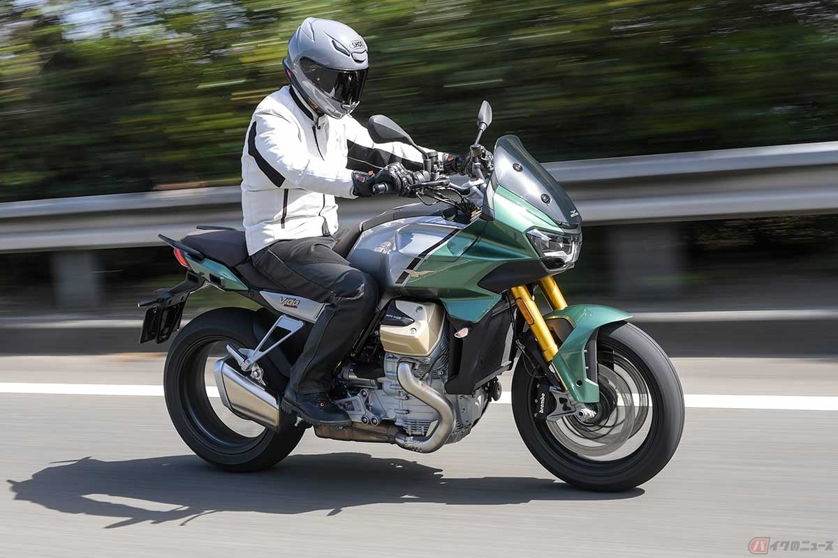 モトグッツィ新型「V100 Mandello S」に試乗する筆者(中村友彦)