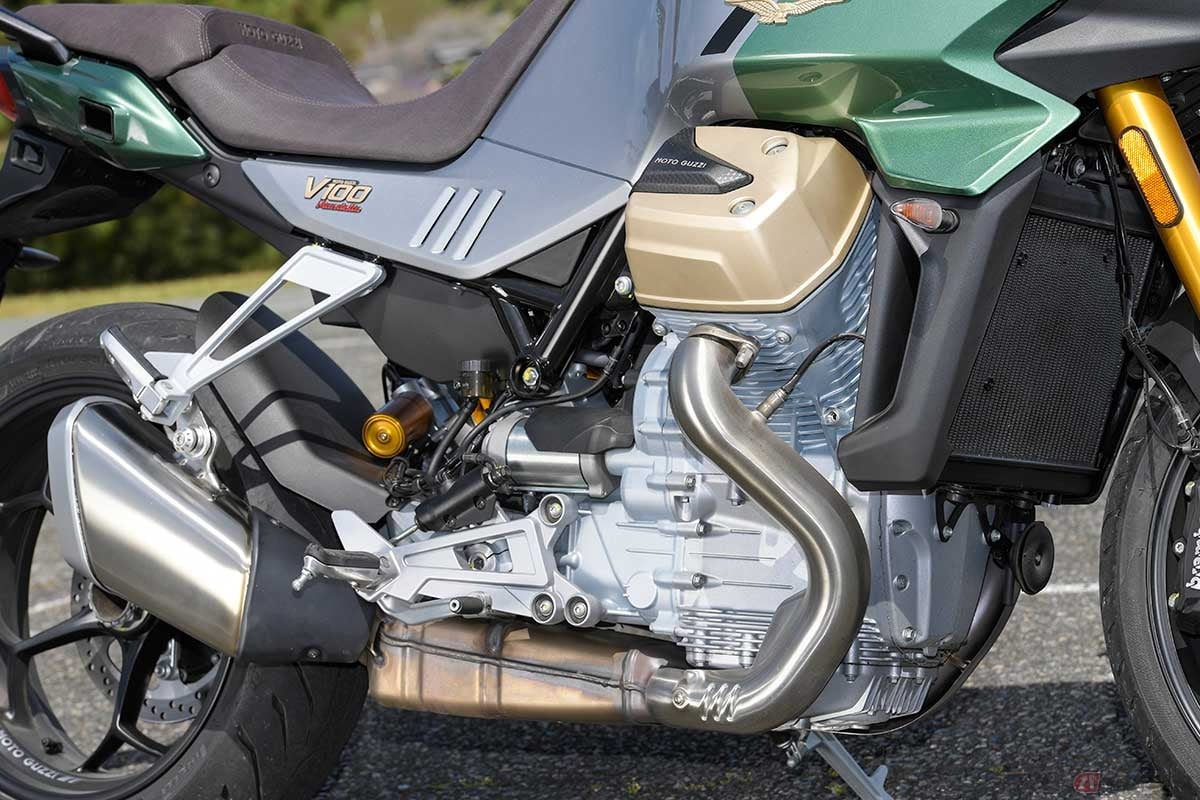 「コンパクトブロック」と呼ぶ新型エンジンは、排気量1042ccの水冷縦置き90度V型2気筒DOHC4バルブで最高出力115Hp/8700rpm、最大トルク105Nm/6750rpmを発揮する