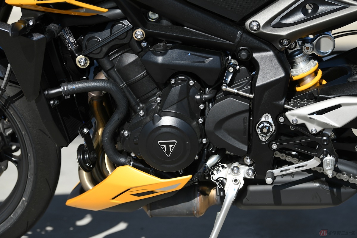 ストリートトリプルRSには、Moto2レースエンジンプログラムからフィードバックされた水冷並列3気筒DOHC12バルブエンジンを搭載