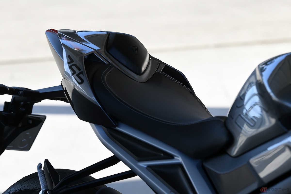 シート前方がかなり絞れてスリムなのでバイクとの密着度が高い！