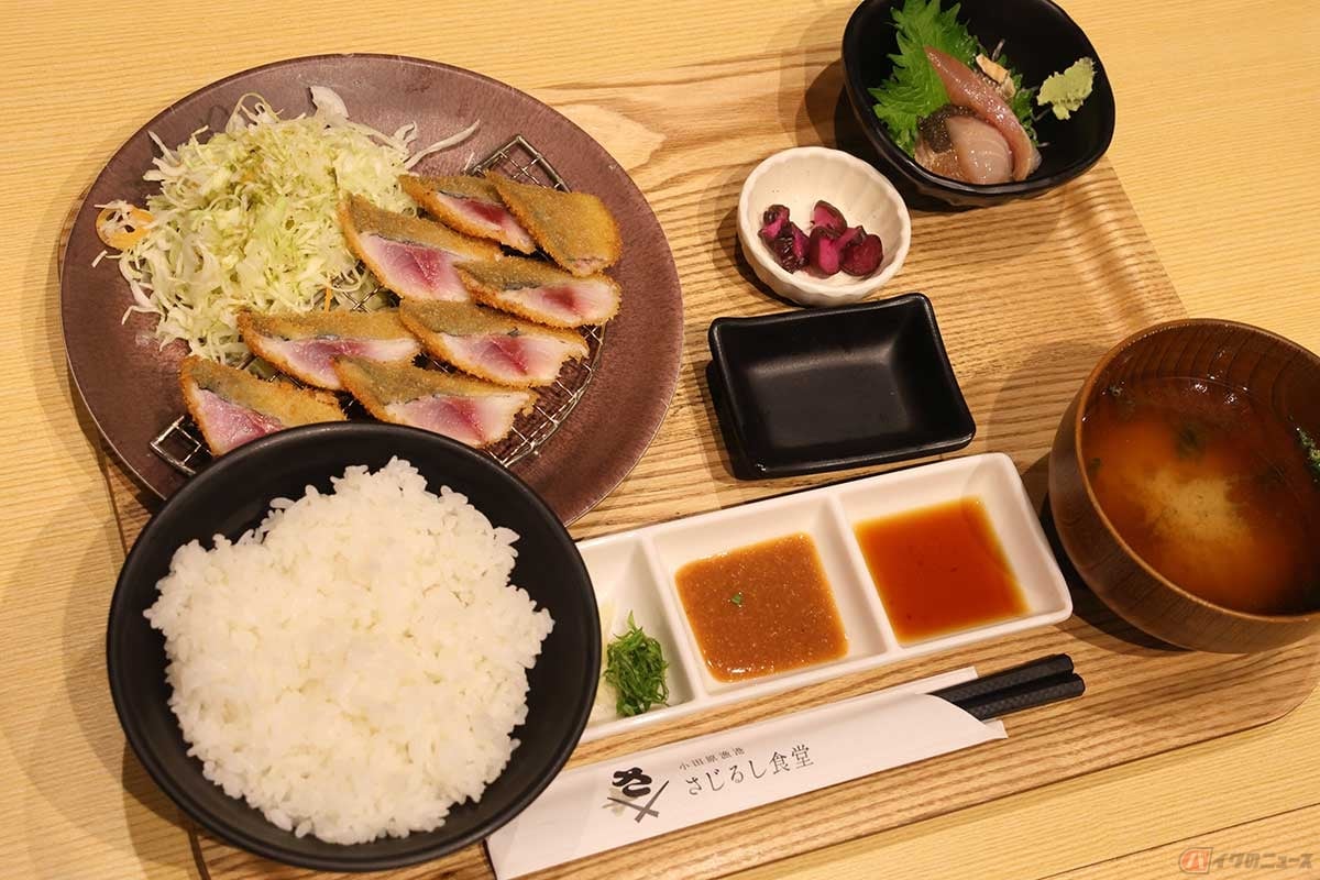 「さじるし食堂」の「半生アジフライ御膳」は、絶妙な揚げ具合のアジフライに漬け刺身の小鉢ついてくる