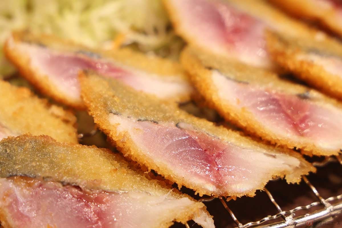 「さじるし食堂」の「半生アジフライ」は、刺身とフライの中間的な食感で美味しく、見た目もきれい