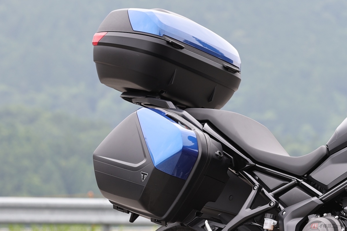 純正アクセサリーのパニアケースとツインヘルメットトップボックス