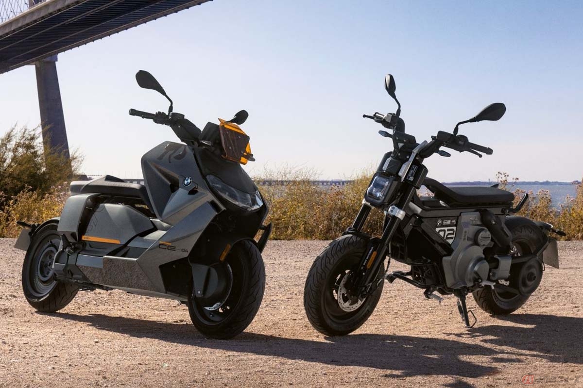 BMW Motorradの最新電動バイク「CE 02」（右）と「CE 04」（左）