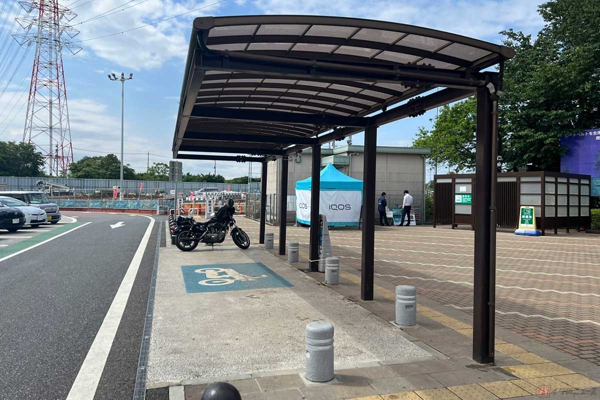 2輪専用の駐車スペースは屋根付きで広め