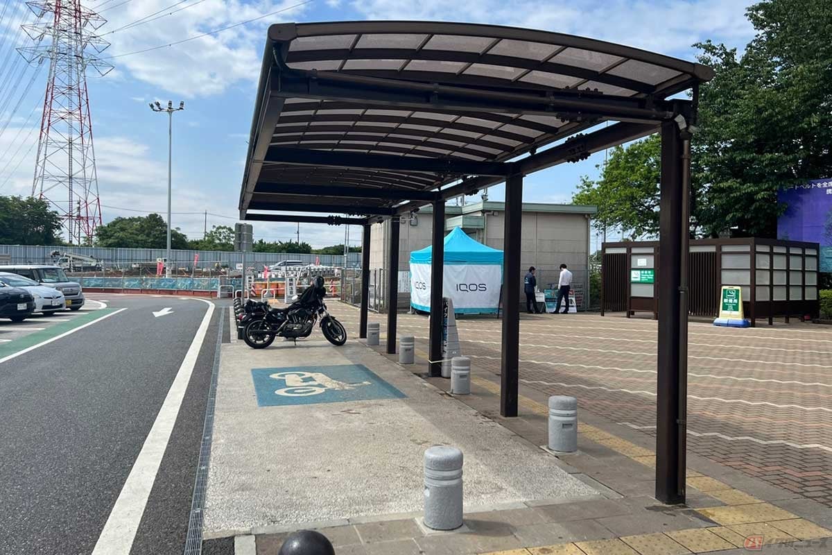 2輪専用の駐車スペースは屋根付きで広め