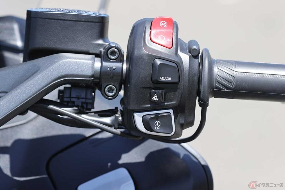 現行市販バイクの多くは、ハンドル右のスイッチボックスに備わるスターターボタンやセルボタンと呼ばれるボタンを押すことで簡単にエンジンを始動できる。写真はヤマハ「TMAX560 TECH MAX」（「ON」と記されたボタン）