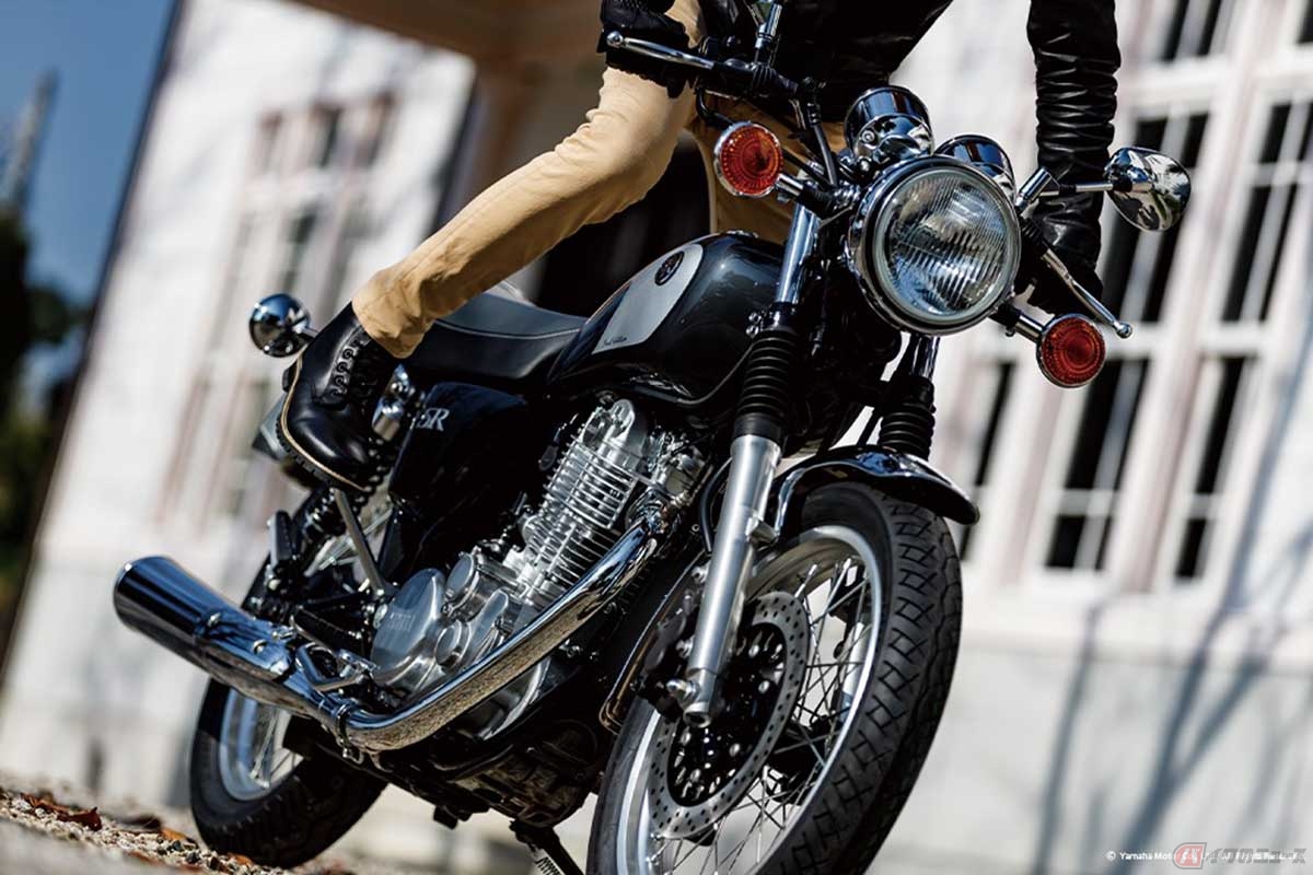 ヤマハ「SR400」のエンジン始動風景。キックペダル(キックアームとも呼ぶ)を勢い良く踏み込んでエンジンをかける
