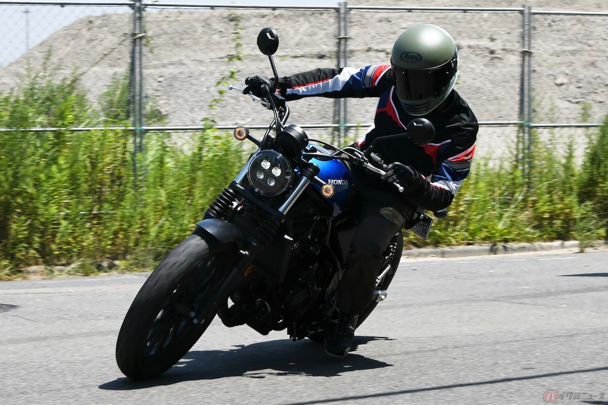 ギヤをガツンと落とせば、猛ダッシュもできますし、コーナー進入でのシフトダウンもスムーズ