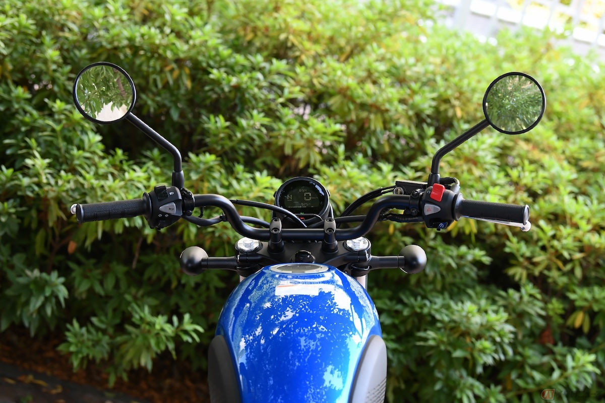 幅が広く、グリップ位置の高いバーハンドルを装備