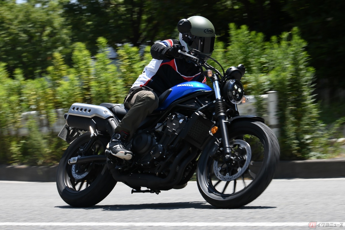 19インチの大径ホイールとの組み合わせでヒラヒラと軽快なハンドリングと扱いやすいエンジンと相まって、高いコントロール性を生み出している