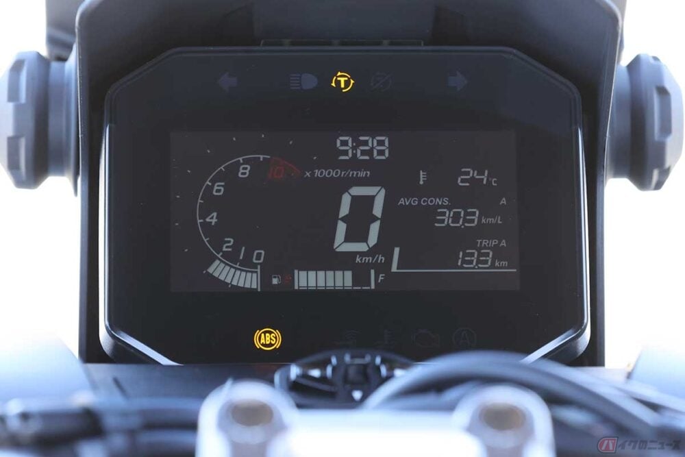 燃費計測は、車載のトリップメーターと平均燃費計を利用