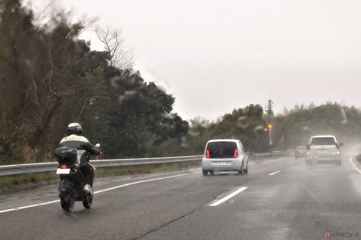 高速道路は、排水性や静粛性の高い「高機能舗装」を全面採用し、路面から雨水が速やかに排除されるようにしている