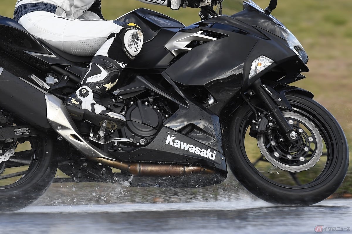 ハイドロプレーニング現象とは、タイヤと路面との間に水の膜が入り込みタイヤの排水能力が追いつかず、ハンドルが取られバイクをコントロールしにくくなる現象をさす