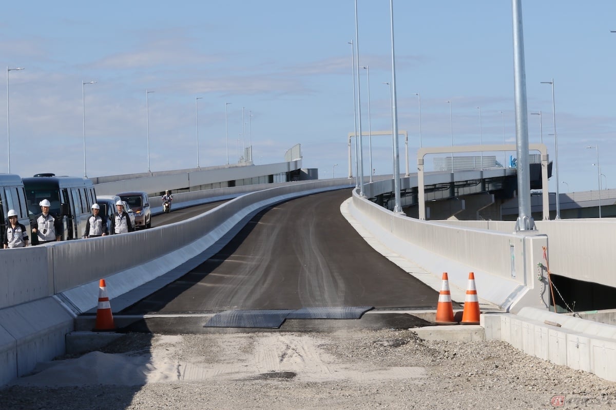 高速道路では安全を確保するため、排水性や静粛性の高い「高機能舗装」を全面採用している