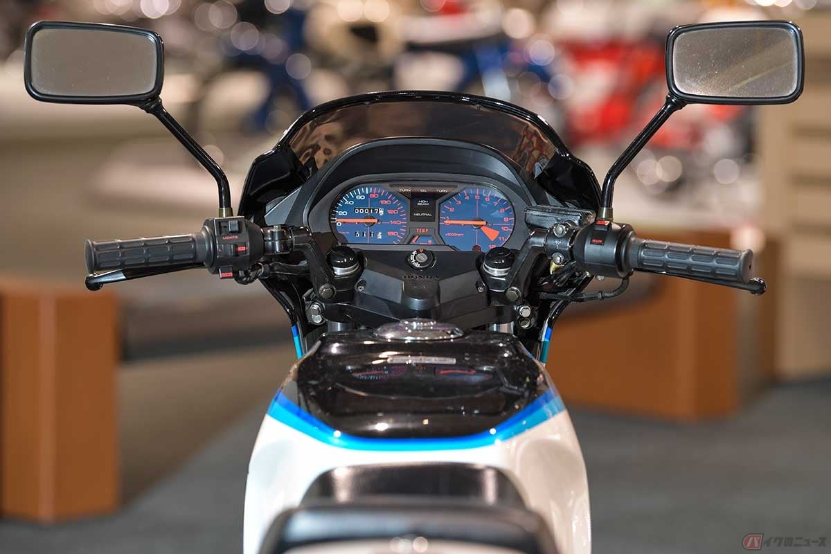 ハンドルまわりは「VT250F」(1982年)と似た意匠。タコメーターは11500rpmからレッドゾーン