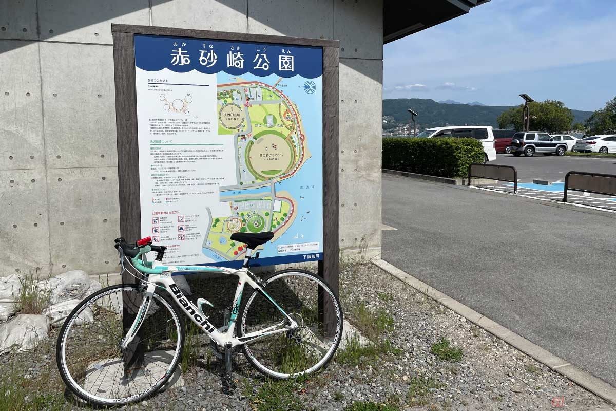 湖畔で最も広い駐車場「赤砂崎公園」を出発地点とする