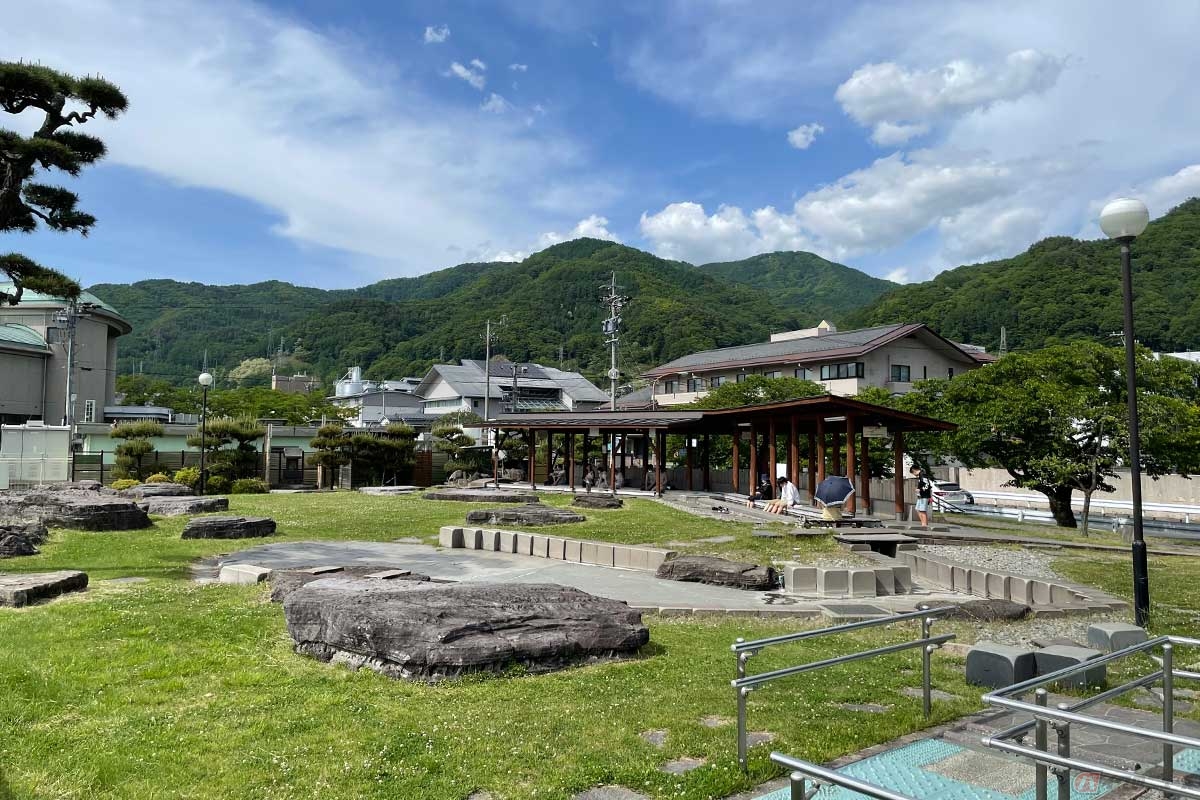 「諏訪湖間欠泉センター」の隣にある足湯