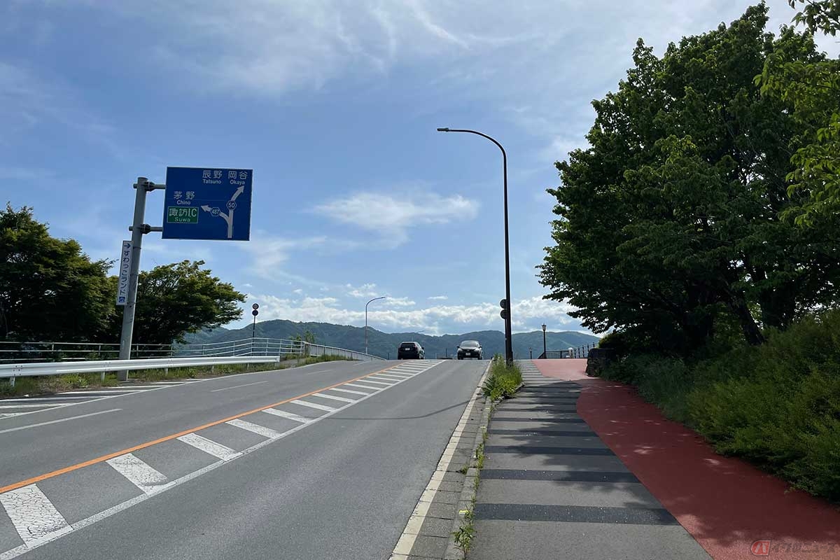 「上川大橋」に向かう坂