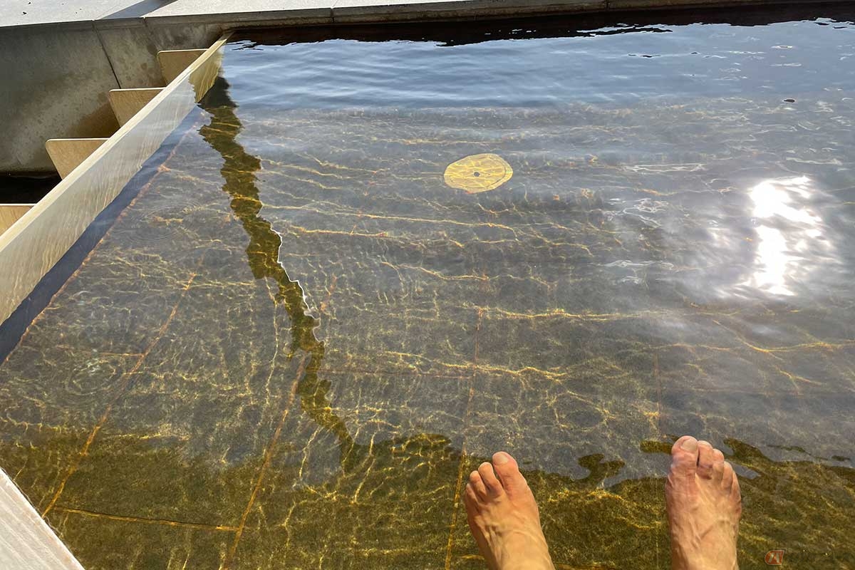 「岡谷湖畔公園」のお隣、「おかや総合福祉センター(諏訪湖ハイツ)」の足湯(岡谷温泉)で疲れを癒す