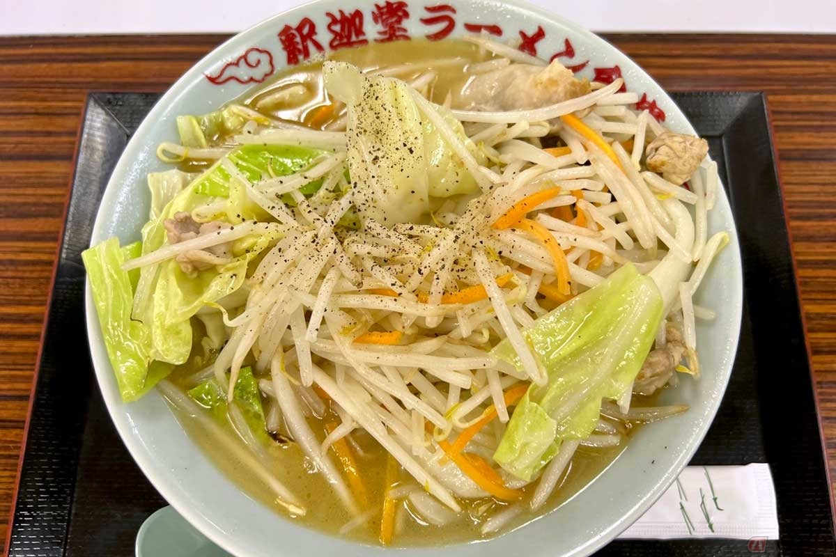 中央道「釈迦堂PA」(下り)の「山脈塩タンメン」(980円)は、野菜が450gも入って食べ応え抜群。麺もツルツルで喉越しも良い