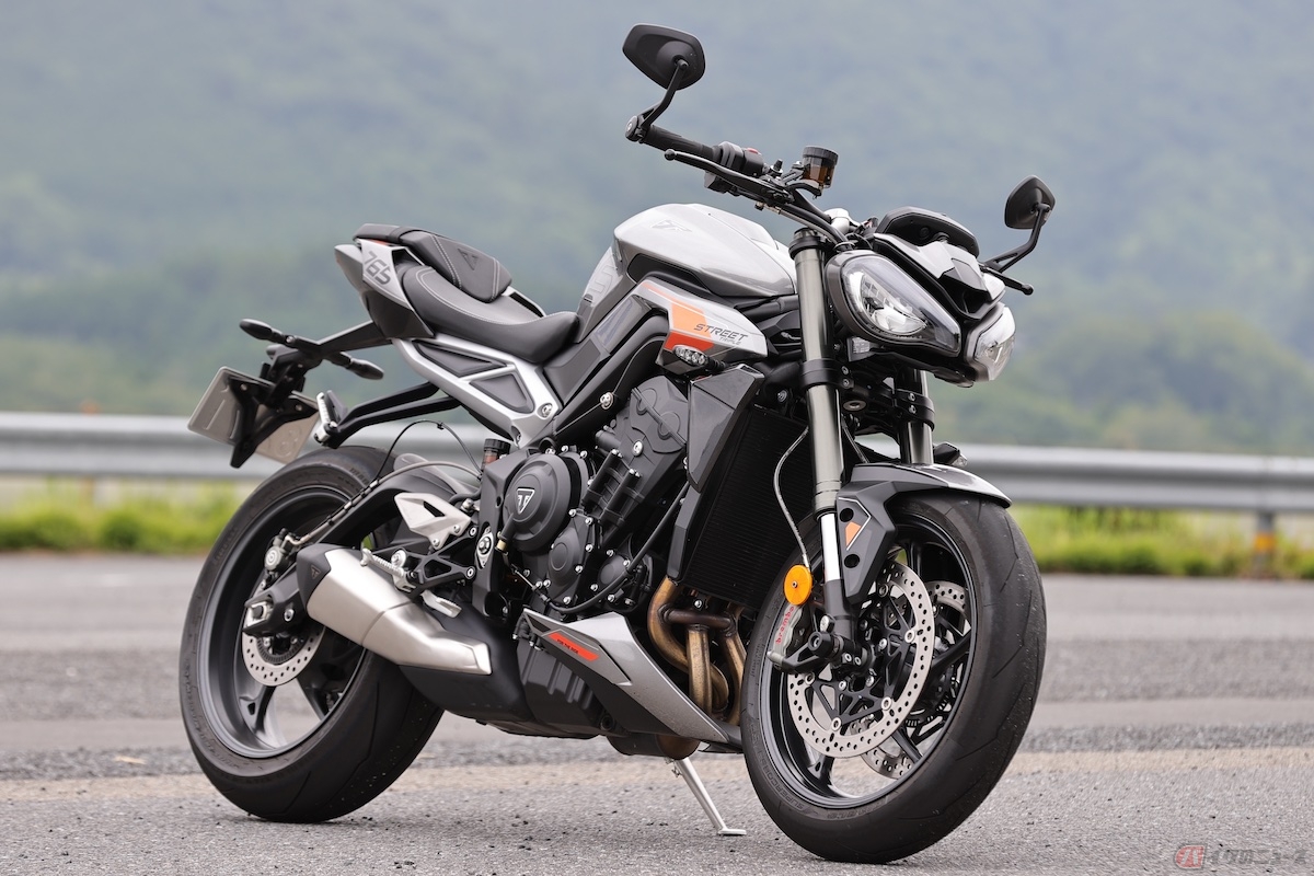 クールなシルバーと黒、そしてブラッドオレンジがアクセントになっている「STREET TRIPLE 765 RS」に試乗