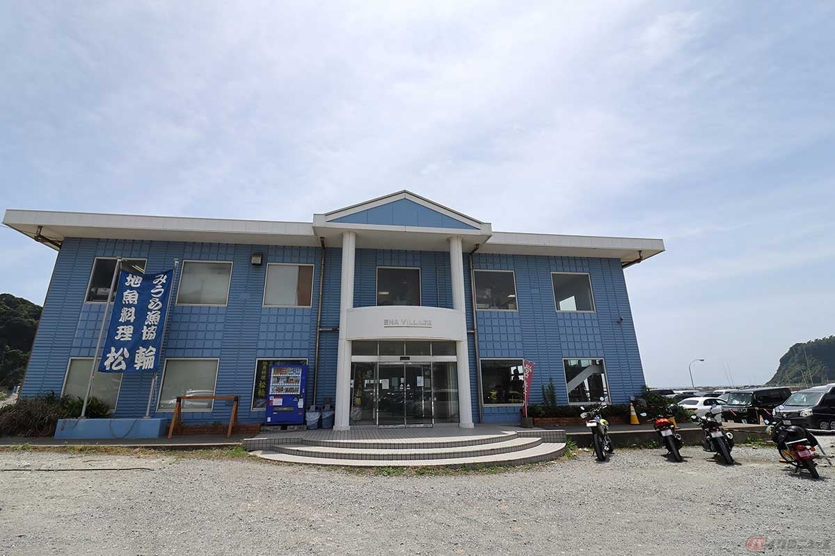 三浦市の松輪、江奈漁港にある「地魚料理 松輪」。水揚げされたばかりの新鮮な魚がいただける。名産の「松輪サバ」のシーズンは8~12月とのこと