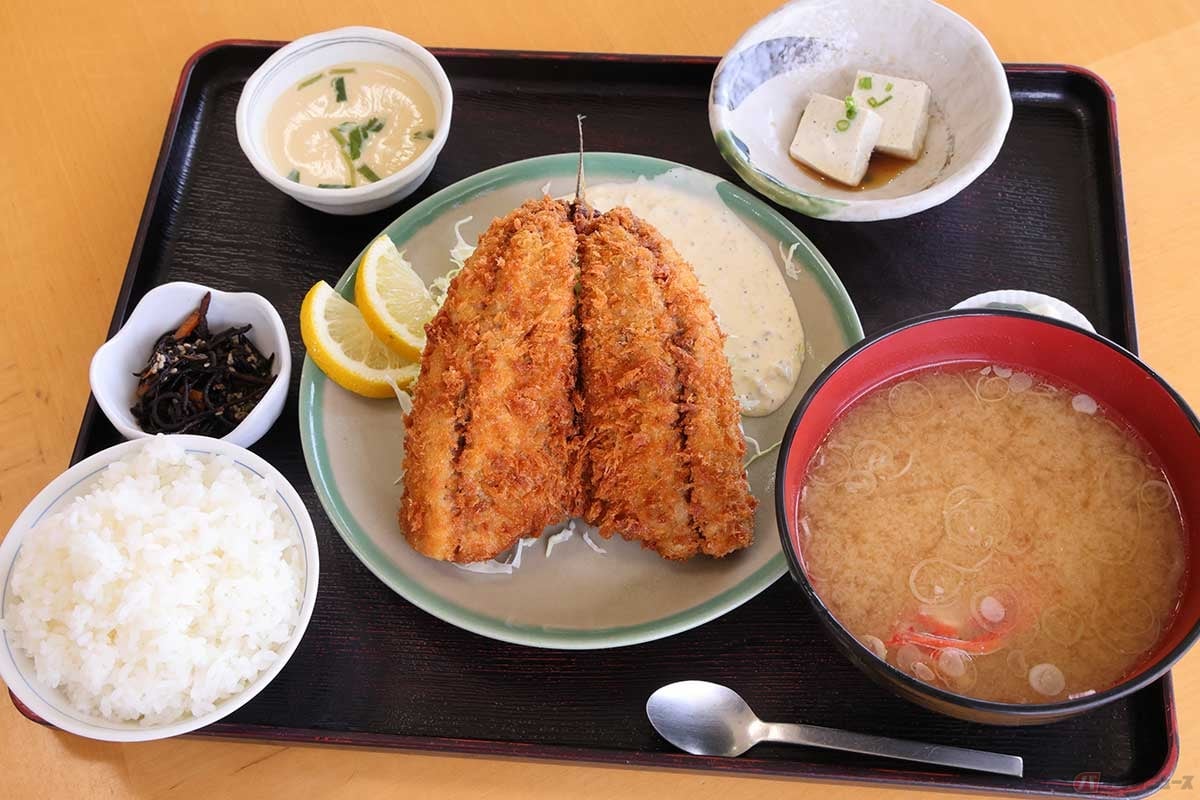 「地魚料理 松輪」の「黄金アジフライ」と「定食セット」。セットの味噌汁は追加料金で「あら汁」に変更