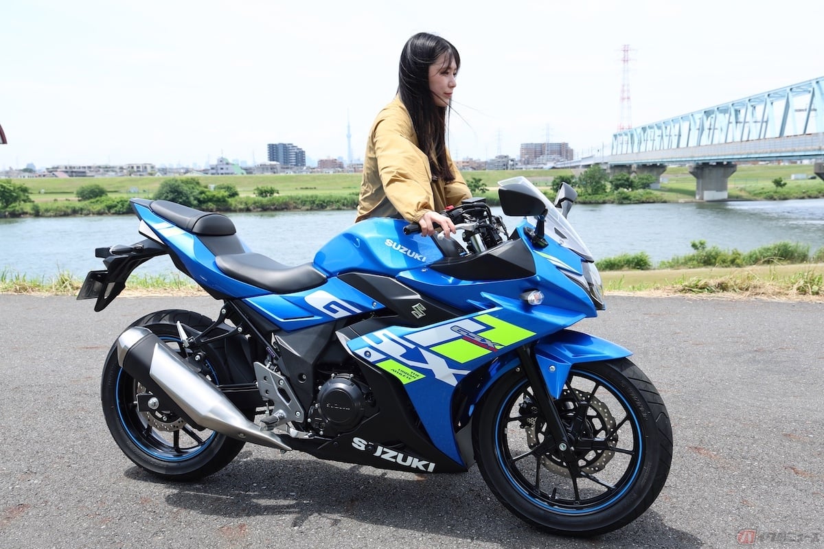 GSX250Rは車重181kgでジクサーSF250と比べると若干重い。押して歩く分には問題は無い重さ