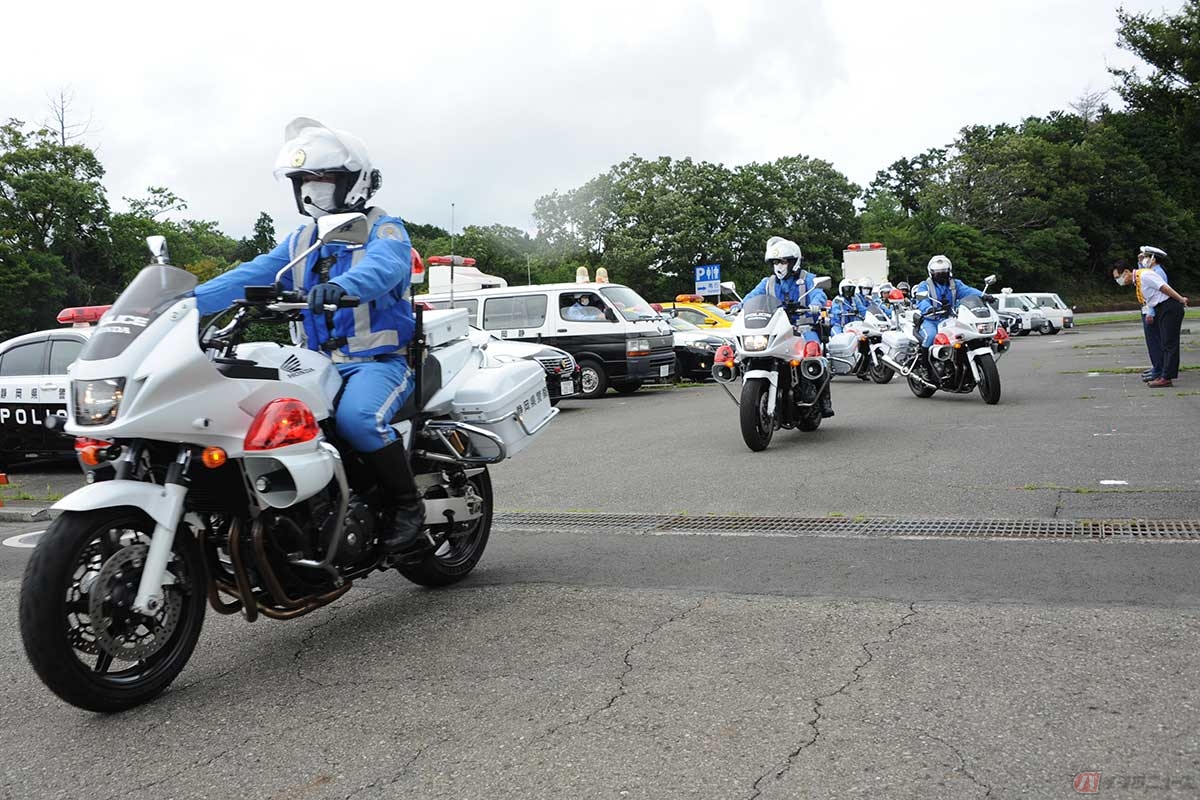 「伊豆セーフティドライブ作戦」の出発式には地元の大仁警察署、三島警署だけでなく、交通機動隊も加わった