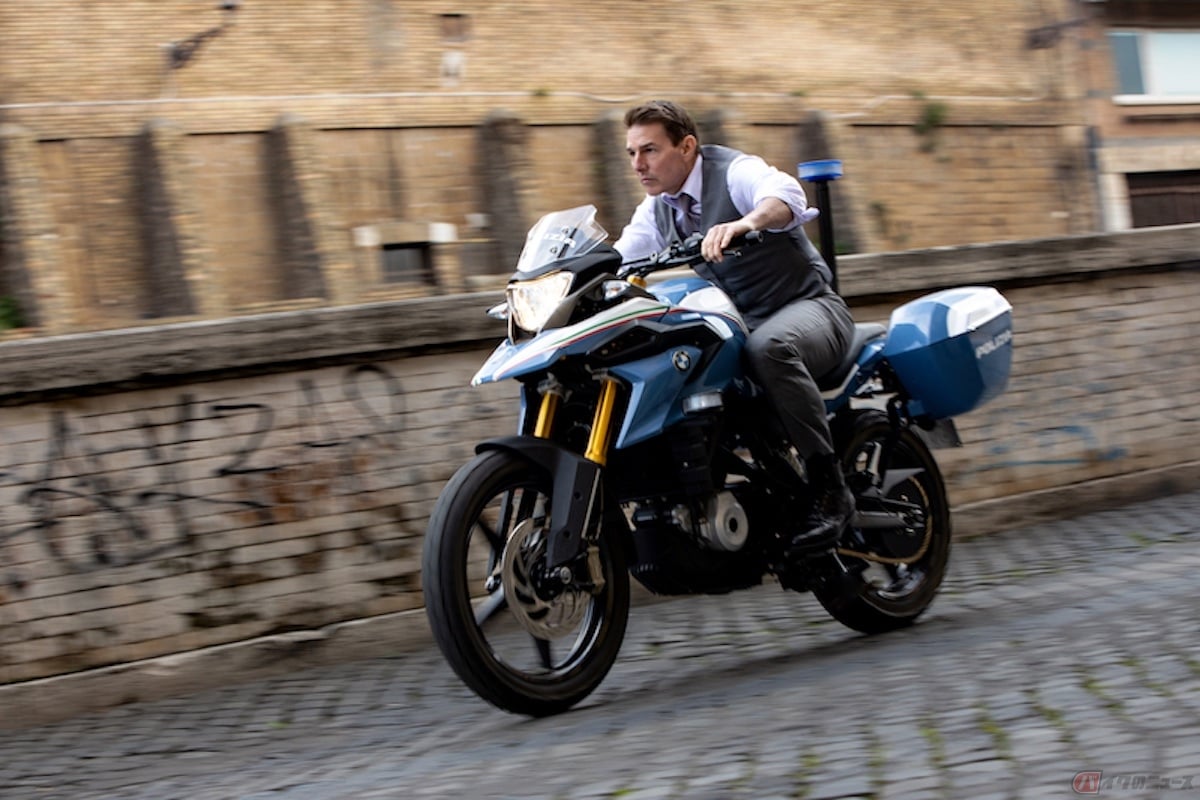 白バイを拝借するシーンで使用されているのは、BMW Motorrad「G310GS」(c) 2023 PARAMOUNT PICTURES.