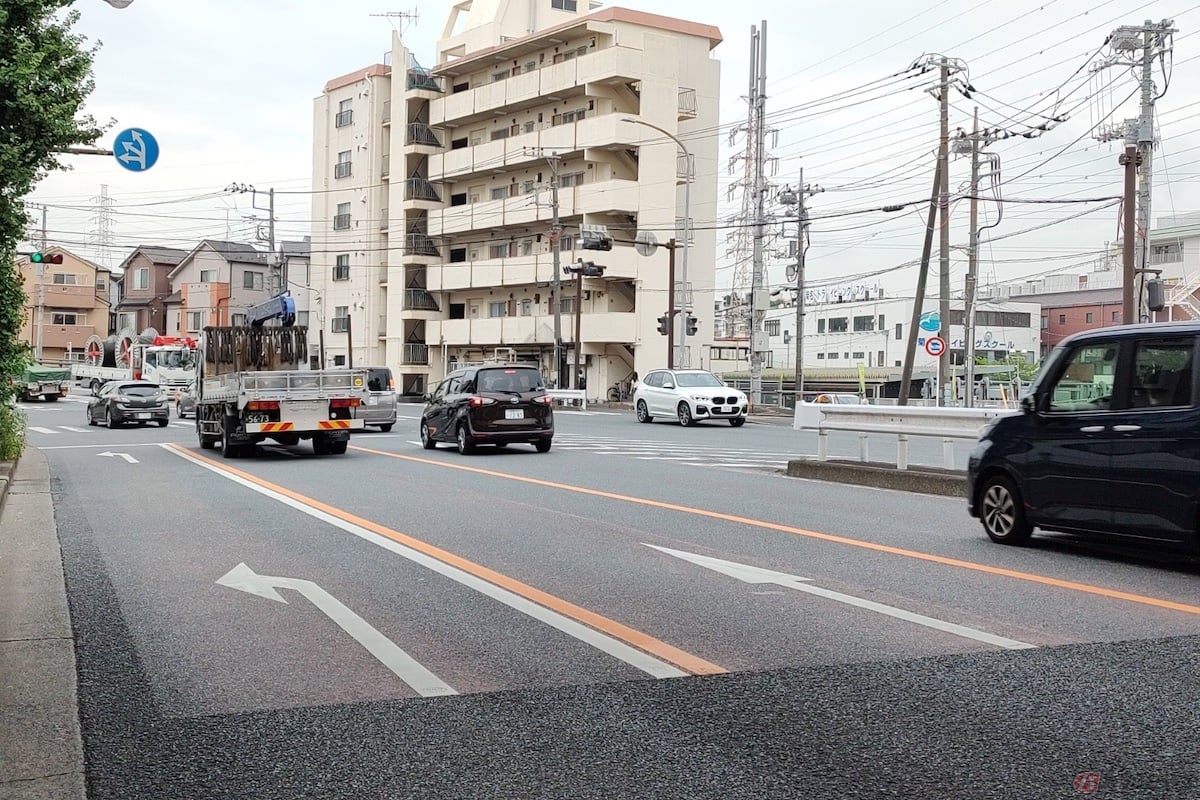 車線境界線には白色とオレンジ色(黄色)の2色ある