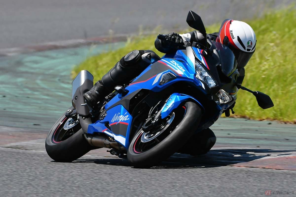 カワサキ「Ninja ZX-4R SE」を試乗する筆者(伊丹孝裕)