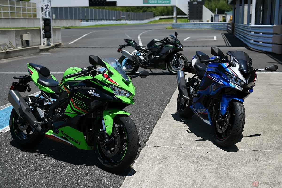 手前からカワサキ「Ninja ZX-4RR」「Ninja ZX-4R SE」