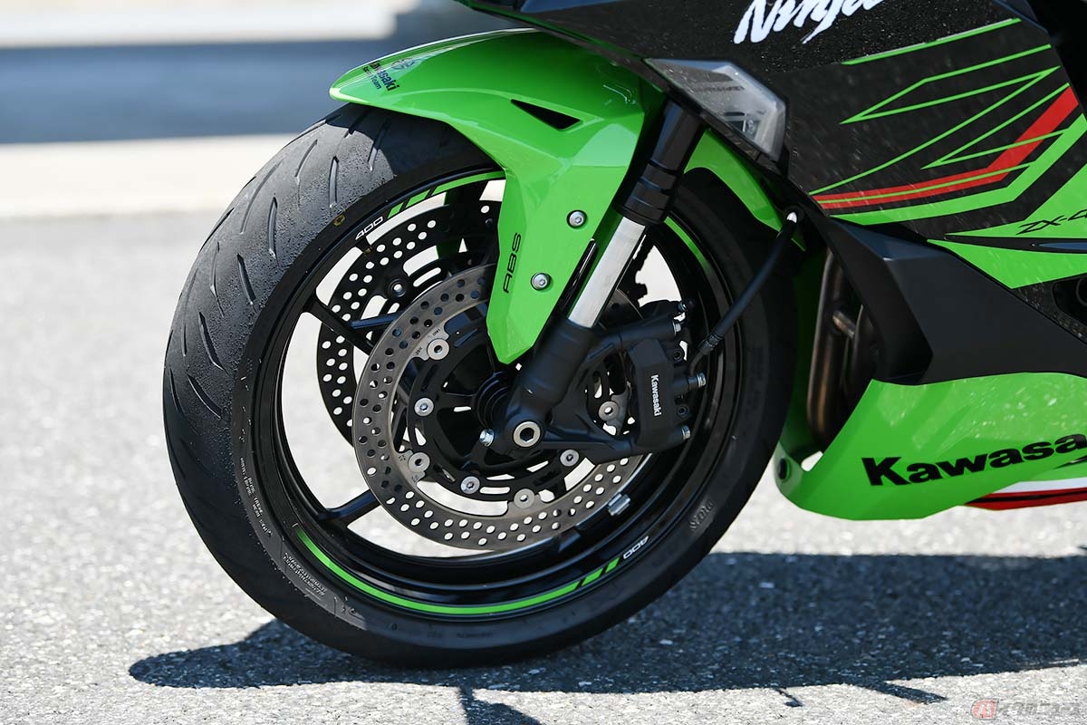兄弟モデルといえる「Ninja ZX-25R」とは異なりフロントにダブルディスクを採用するカワサキ「Ninja ZX-4RR」「Ninja ZX-4R SE」