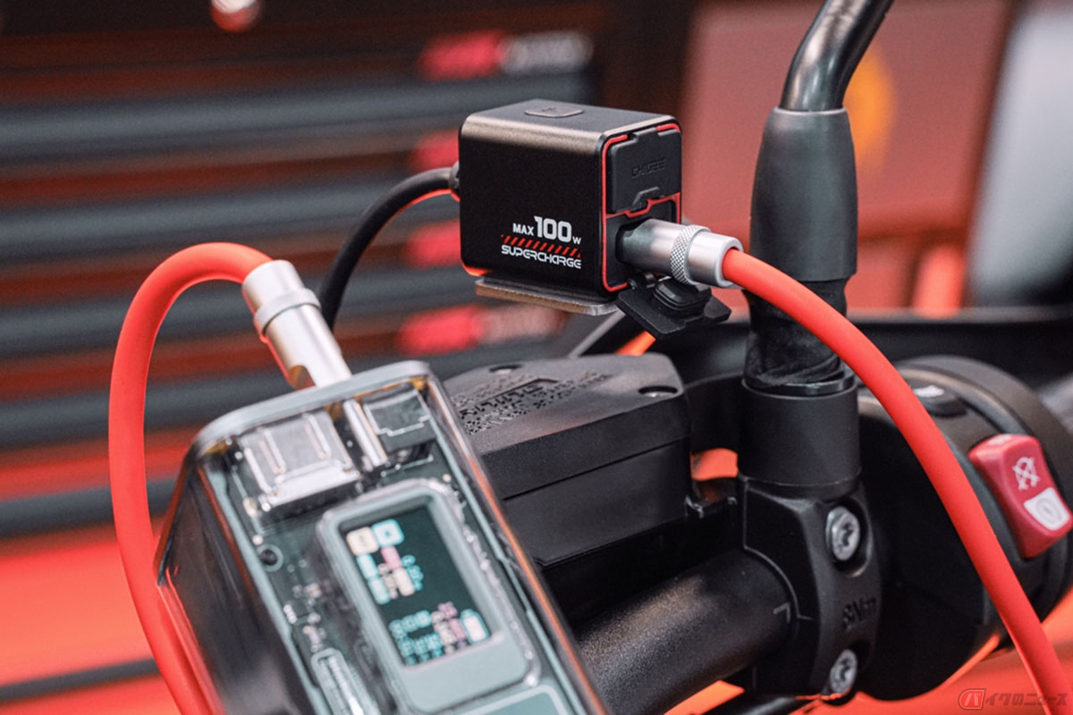 世界最小級のバイク用100W急速充電器AKEEYO「TR100」