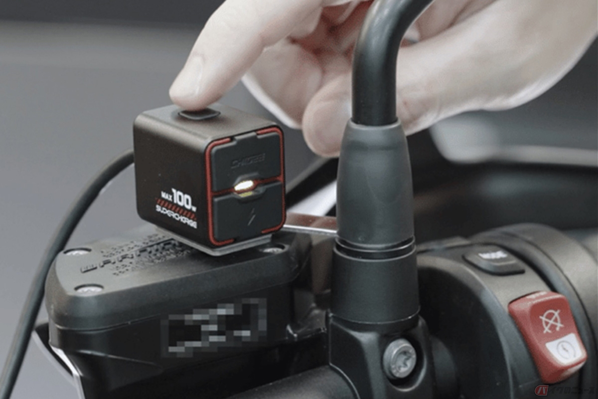 世界最小級のバイク用100W急速充電器AKEEYO「TR100」