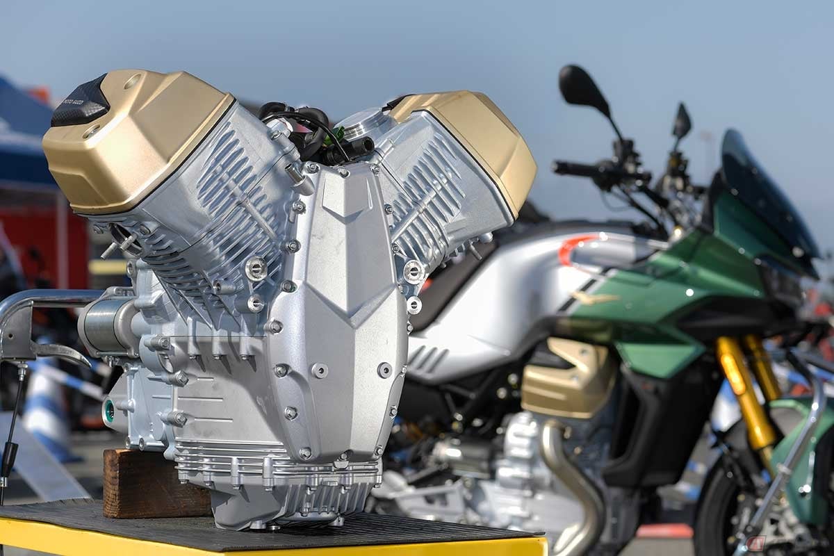 世界初!? かもしれない、モトグッツィ「コンパクトブロック」詳細解説。この新作パワーユニットは排気量1042ccの水冷縦置き90度V型2気筒DOHC4バルブで、搭載される新型モデル「V100 Mandello」シリーズでは最高出力115Hp/8700rpm、最大トルク105Nm/6750rpmを発揮する
