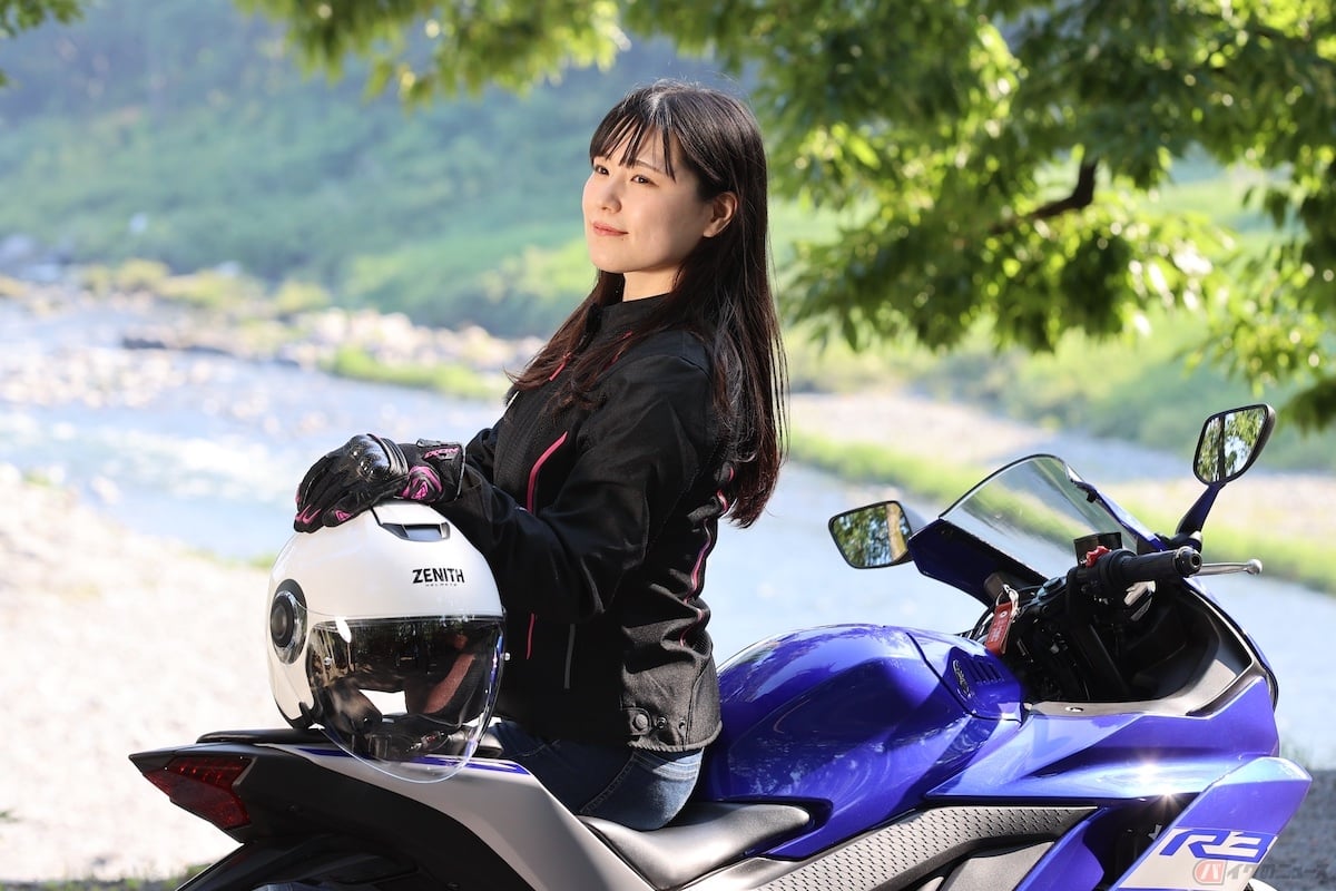 ライダーのヘルメットはもちろんのこと、グローブやプロテクターの着用が推奨されている