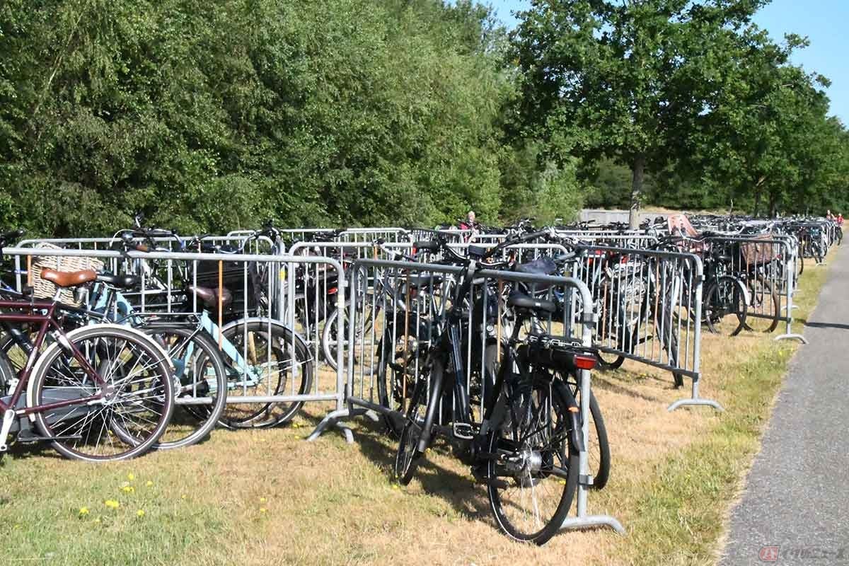 驚くべき自転車の数。サーキットにこんなにたくさんの自転車が停まっている様子は、ちょっと見た記憶がない