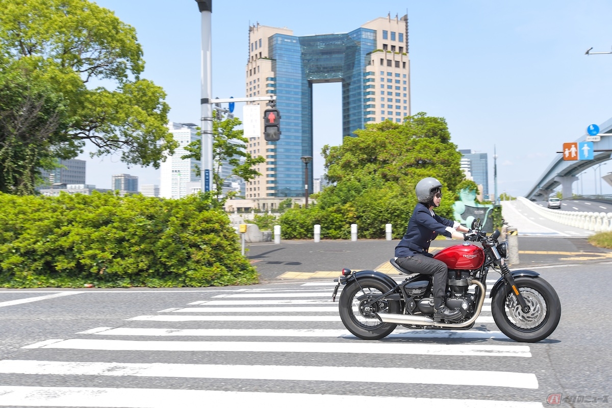 「熱中症かな」と感じたときは、安全にバイクを停められる場所を探してすぐ休憩しましょう
